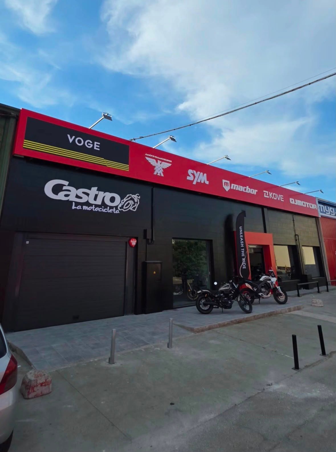 Fachada de nave industrial adecuada como concesionario y taller de motocicletas