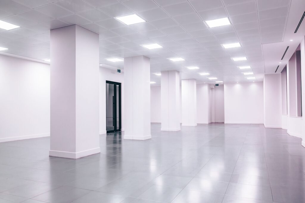 Interior de local comercial diáfano sin acondicionar