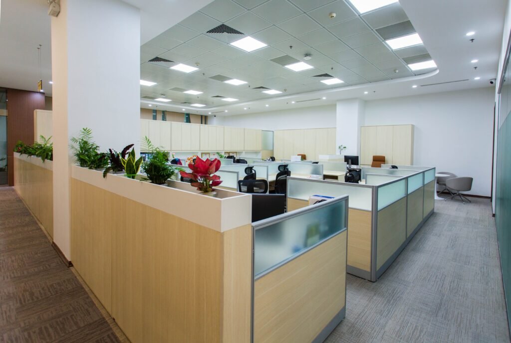 Espacio de oficinas diáfano con luz natural