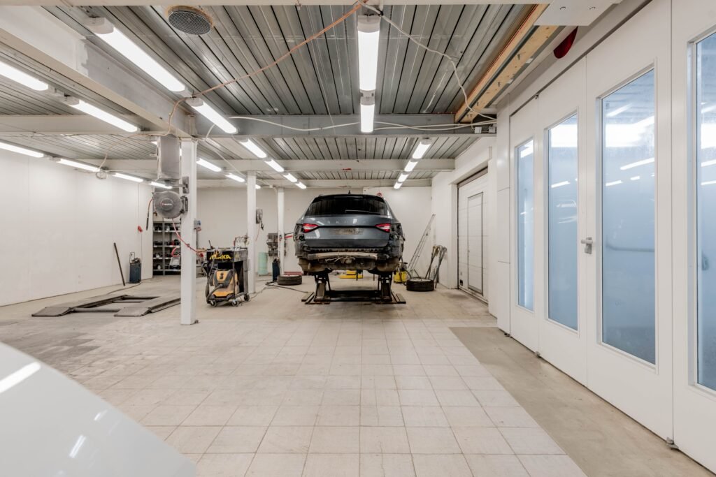 Interior de taller mecánico con zona de reparación